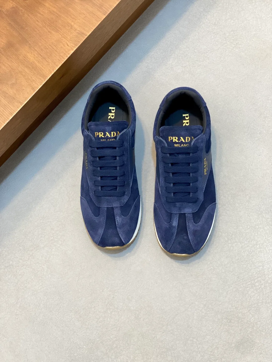 Men's shoes 💰740 Prada/Prada's new men's spliced ​​casual sports shoes. These sports shoes use exquisite stitching technology to outline a unique geometric texture, and contemporary lines and details reinterpret the classic sports style. The upper is made of ultra-official material, and the lining is full cowhide. It is lightweight, breathable, practical and versatile. The tongue is decorated with the Prada Milano logo, and the logo print is embellished with the laces. It is paired with a 2.5cm two-color rubber sole to create a comfortable wearing experience. Comes with full set of original packaging dust bag! Size: 39-40-41-42-43-44 (38, 45 customized) standard leather shoe size
